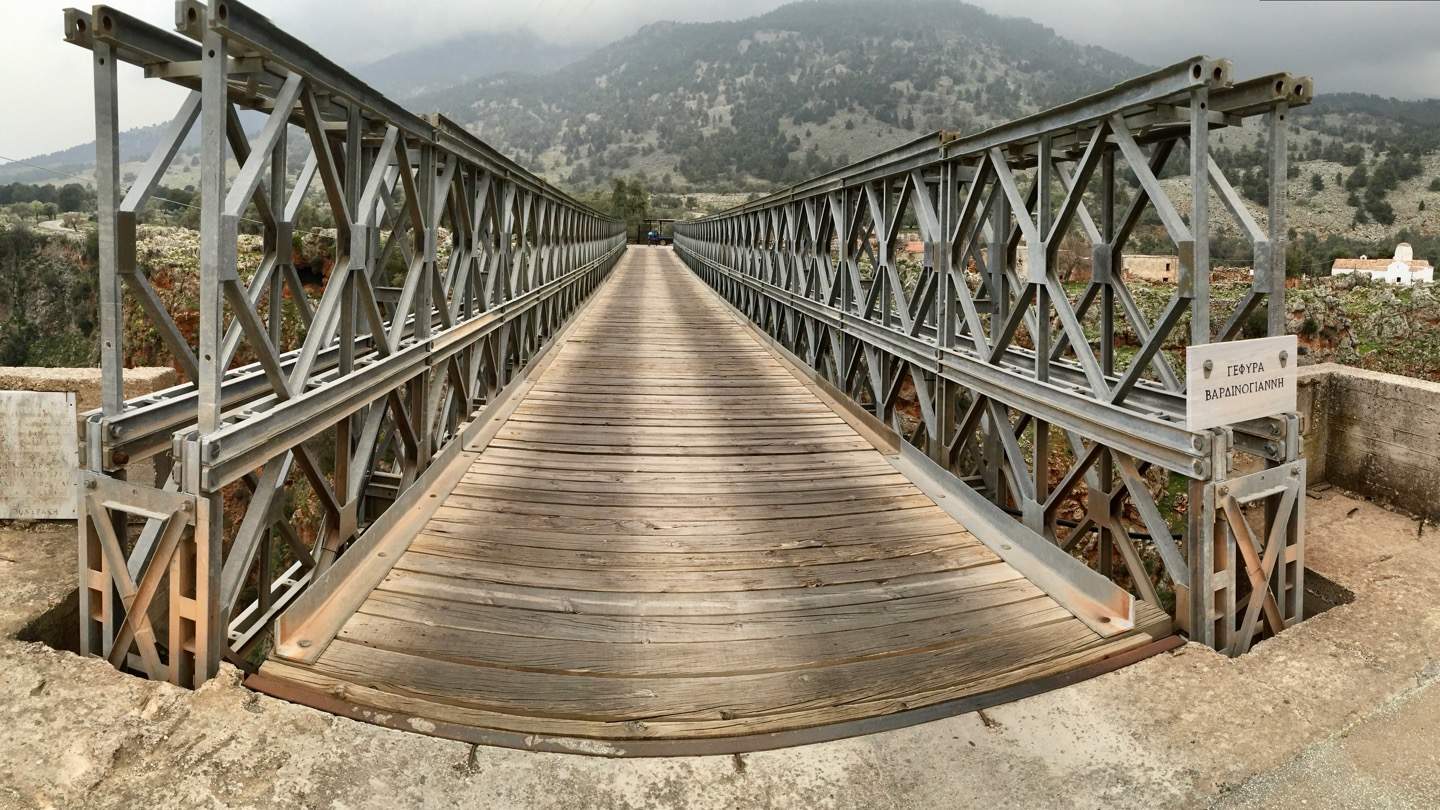 Brücke am fast verlassenen Dorf Aradena