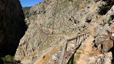 Weg am Rand der Schlucht