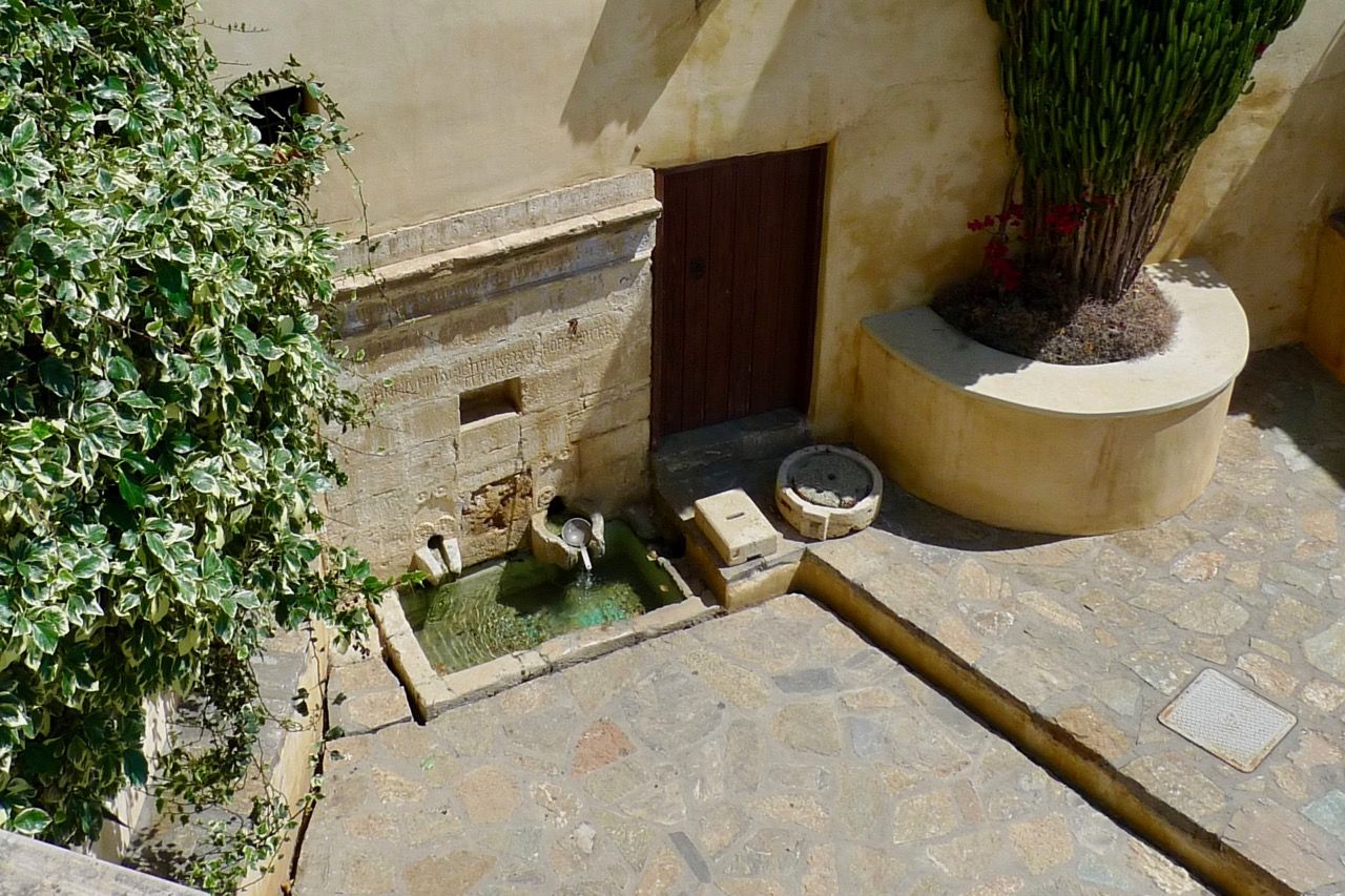 Der Brunnen im Kloster Preveli