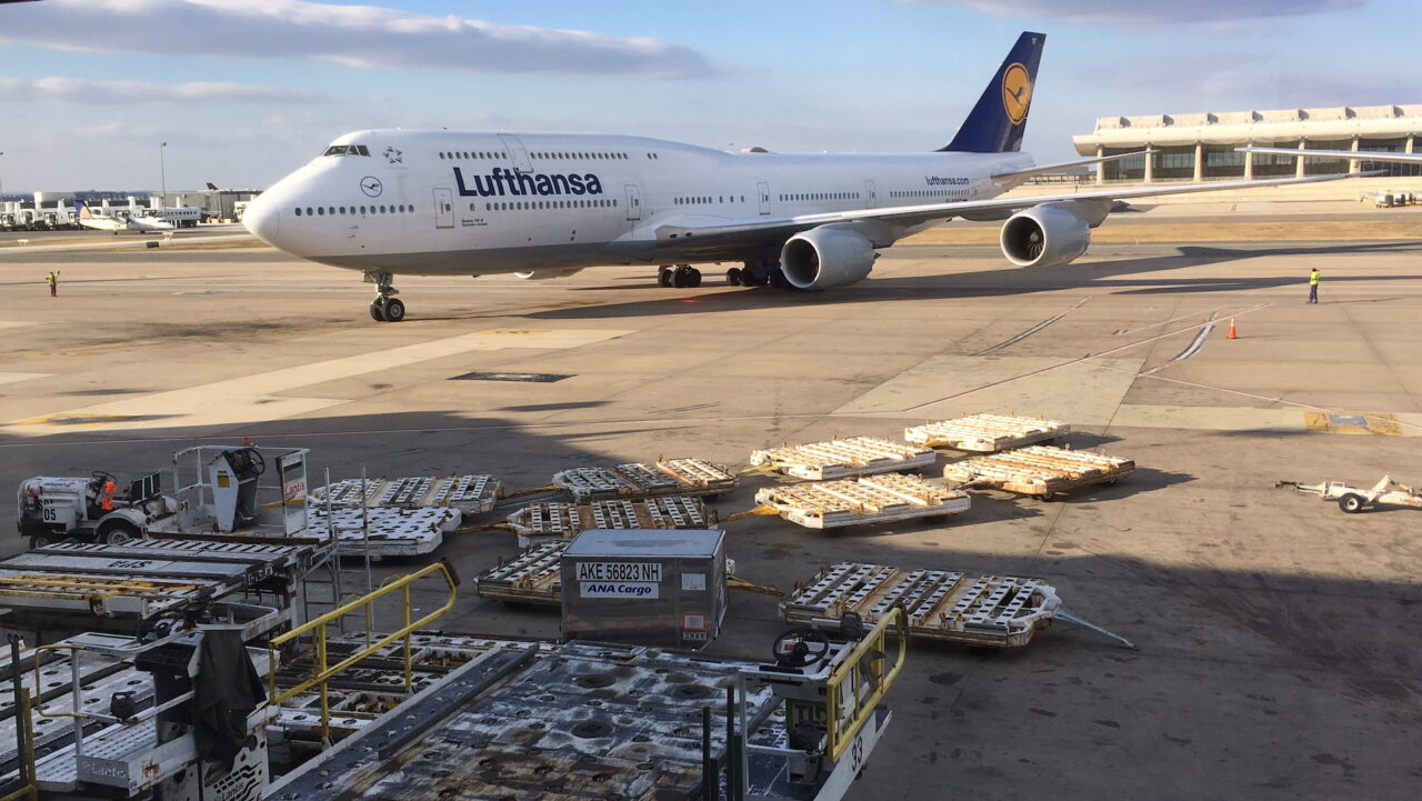 Boeing 747 der Lufthansa am Flughafen Washington Dulles