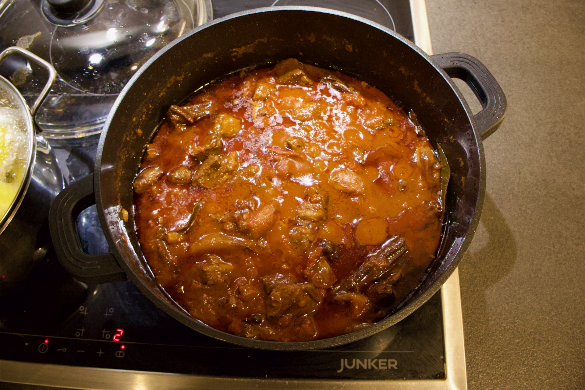 Einfaches Rezept für Stifado mit Rindfleisch