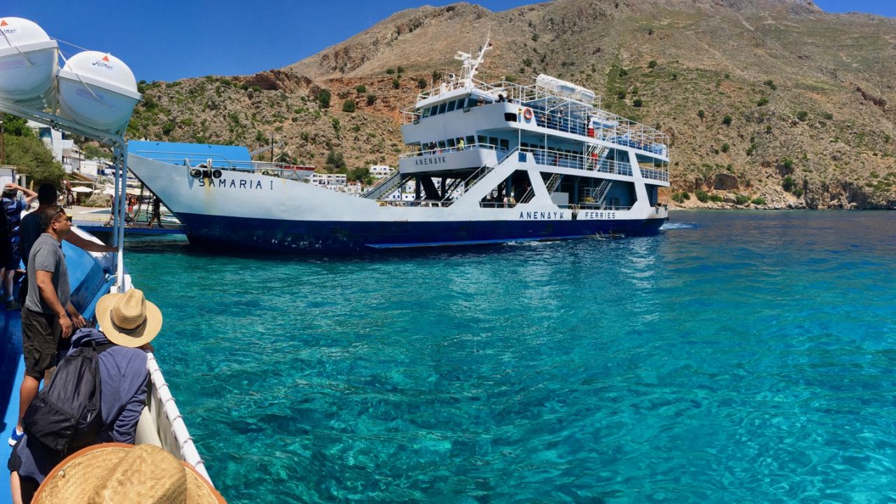 Winterfahrplan, hier ankert die Samaria 1 in Loutro